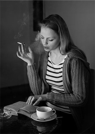 rauchen (tabak) - Attractive woman smoking cigarette in black and white Foto de stock - Sin royalties Premium, Código: 6109-07496967