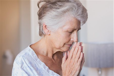 Retired woman praying on her bedroom Foto de stock - Sin royalties Premium, Código: 6109-07496992