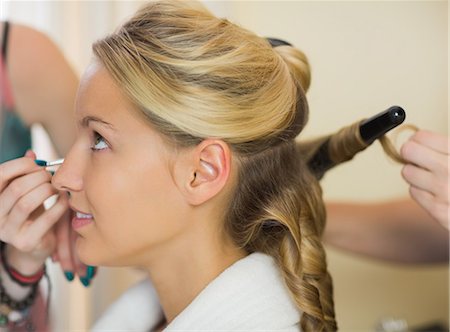 styling hair - Young woman having her hair done and makeup done wearing a bath robe Photographie de stock - Premium Libres de Droits, Code: 6109-07497375