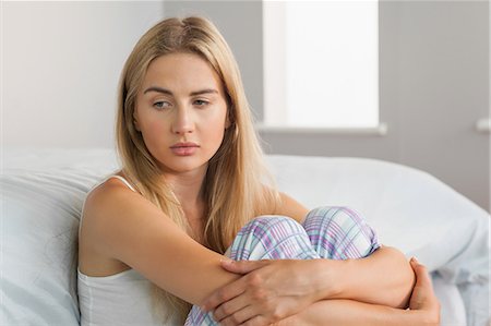 Lonely blonde sitting on the floor at home in bedroom Foto de stock - Sin royalties Premium, Código: 6109-07497398