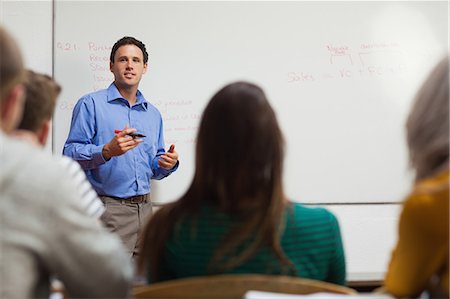 Casual students looking at whiteboard in classroom in a college Photographie de stock - Premium Libres de Droits, Code: 6109-07497547