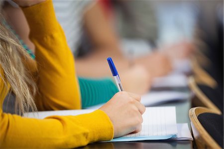Close up of student taking notes in classroom in a college Foto de stock - Sin royalties Premium, Código: 6109-07497555