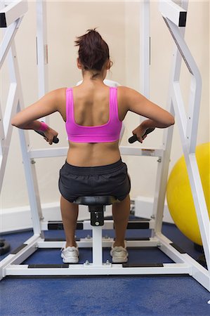 peso (cuerpo humano) - Toned brunette training her arms in weights room of gym Foto de stock - Sin royalties Premium, Código: 6109-07497881