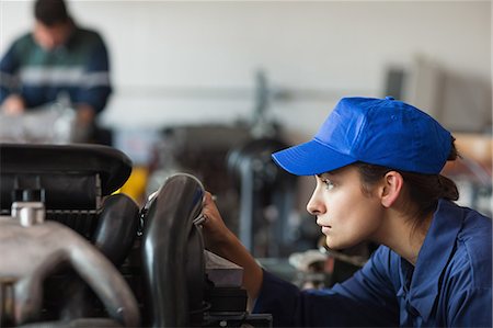 female mechanic - Calm trainee checking machine in workshop Foto de stock - Sin royalties Premium, Código: 6109-07497956