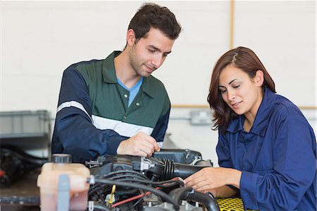 female mechanic - Content instructor and trainee checking a machine in workshop Foto de stock - Sin royalties Premium, Código: 6109-07497965