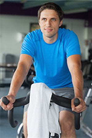 drehen - Smiling young man working out at spinning class in gym Stockbilder - Premium RF Lizenzfrei, Bildnummer: 6109-07498046