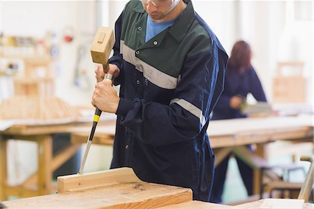 Craftsman using mallet and chisel in workshop Photographie de stock - Premium Libres de Droits, Code: 6109-07498002