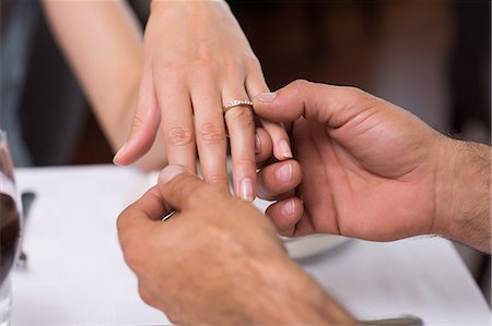 Hand putting a ring on the womans finger Photographie de stock - Premium Libres de Droits, Code: 6109-07600961