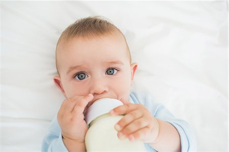 simsearch:400-04218582,k - Baby boy drinking milk from bottle Photographie de stock - Premium Libres de Droits, Code: 6109-07600979