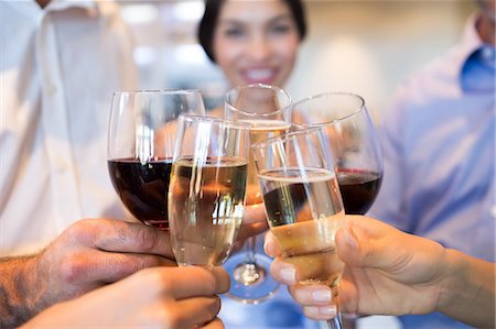 Closeup mid section of people toasting wine glasses Photographie de stock - Premium Libres de Droits, Code: 6109-07600922