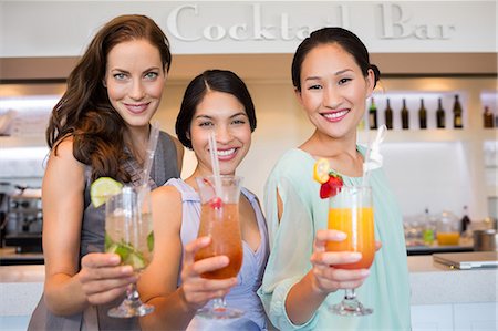 pic of friends in bar celebration - Cheerful women holding cocktail glasses Foto de stock - Sin royalties Premium, Código: 6109-07600926