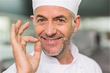 Happy chef looking at the camera making ok sign Photographie de stock - Premium Libres de Droits, Code: 6109-07601040