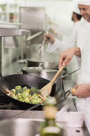 equipo - Chef frying broccoli in a wok Foto de stock - Sin royalties Premium, Código: 6109-07601077
