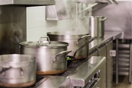 Large steaming pots on the stove Foto de stock - Sin royalties Premium, Código: 6109-07601075