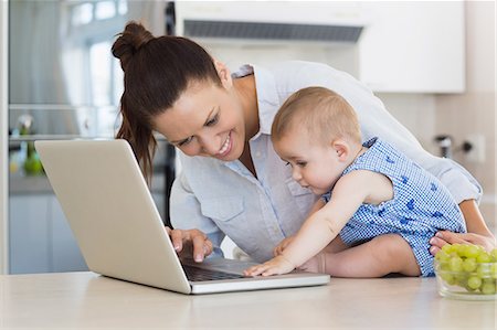 simsearch:6109-07601002,k - Mother and baby using laptop at counter Photographie de stock - Premium Libres de Droits, Code: 6109-07601028