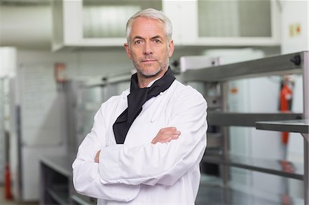 retrato profesional - Confident chef looking at the camera Foto de stock - Sin royalties Premium, Código: 6109-07601033