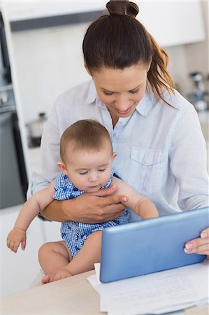 simsearch:6109-07601002,k - Mother calculating finances while holding baby at counter Photographie de stock - Premium Libres de Droits, Code: 6109-07601030