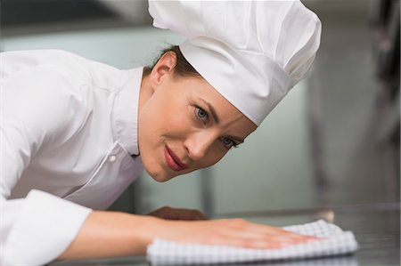 Chef wiping down surface Photographie de stock - Premium Libres de Droits, Code: 6109-07601150