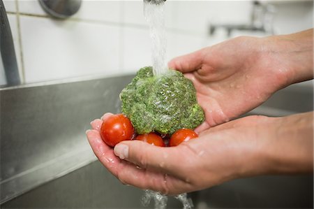 simsearch:6109-07601151,k - Chef washing broccoli and tomatoes under the tap Stockbilder - Premium RF Lizenzfrei, Bildnummer: 6109-07601160