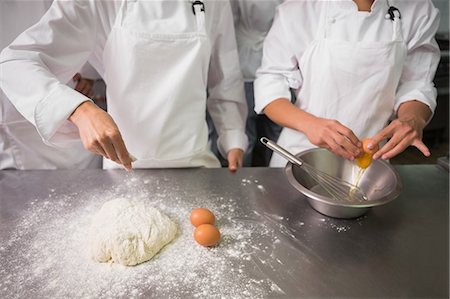 simsearch:6109-07601064,k - Chefs preparing dough at counter Photographie de stock - Premium Libres de Droits, Code: 6109-07601104