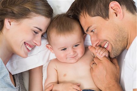 simsearch:6109-08390025,k - Happy parents lying on bed with baby son Stockbilder - Premium RF Lizenzfrei, Bildnummer: 6109-07601275