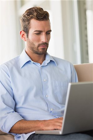 Handsome businessman working on laptop Foto de stock - Sin royalties Premium, Código: 6109-07601213