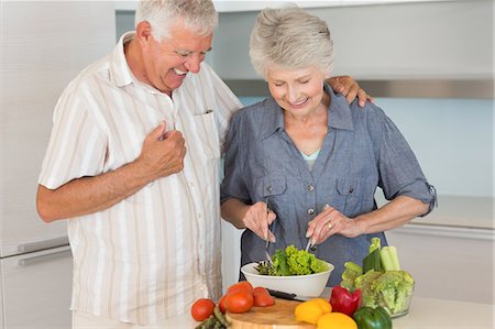 simsearch:6109-07601399,k - Smiling senior couple preparing a salad Photographie de stock - Premium Libres de Droits, Code: 6109-07601375