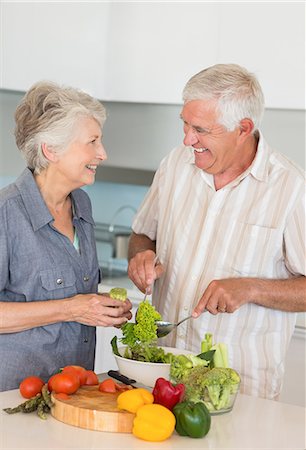 simsearch:6109-07601417,k - Smiling senior couple preparing a salad Foto de stock - Sin royalties Premium, Código: 6109-07601376