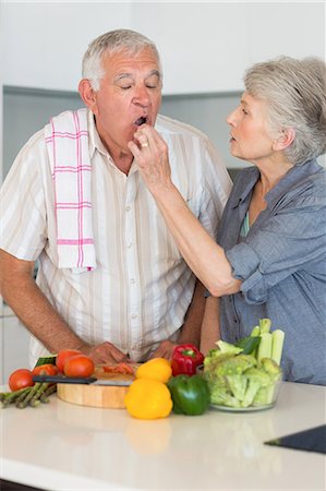 simsearch:6109-07601417,k - Happy senior couple preparing vegetables Foto de stock - Sin royalties Premium, Código: 6109-07601382