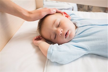 simsearch:6109-08390025,k - Mother watching over baby son sleeping in crib Stockbilder - Premium RF Lizenzfrei, Bildnummer: 6109-07601309