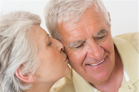 Cheerful senior couple relaxing on the couch together Foto de stock - Sin royalties Premium, Código: 6109-07601457