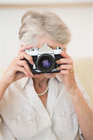 prendre - Senior woman taking a photograph Photographie de stock - Premium Libres de Droits, Code: 6109-07601470