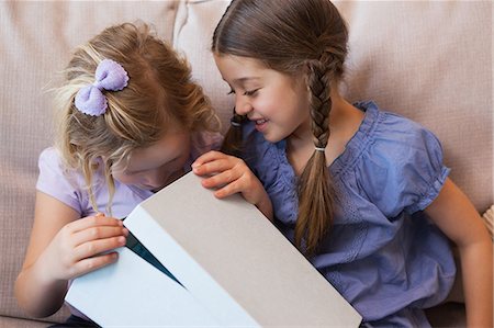Close-up of two young girls with gift box Photographie de stock - Premium Libres de Droits, Code: 6109-07601493