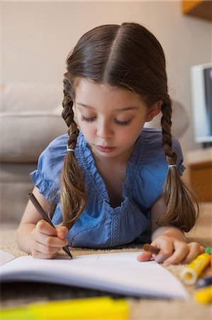 flat lay - Close-up of a little girl drawing in living room Photographie de stock - Premium Libres de Droits, Code: 6109-07601499