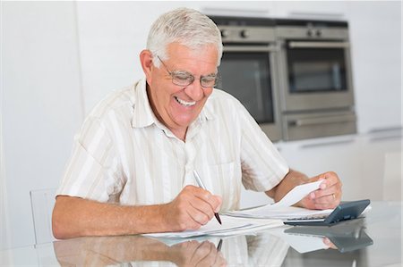 document - Focused senior man paying his bills Photographie de stock - Premium Libres de Droits, Code: 6109-07601416