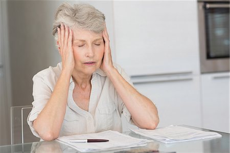 Worried senior woman paying her bills Foto de stock - Sin royalties Premium, Código: 6109-07601420