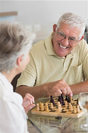 Senior couple playing chess and having white wine Foto de stock - Sin royalties Premium, Código: 6109-07601427