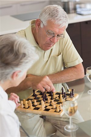 Senior couple playing chess and having white wine Foto de stock - Royalty Free Premium, Número: 6109-07601426