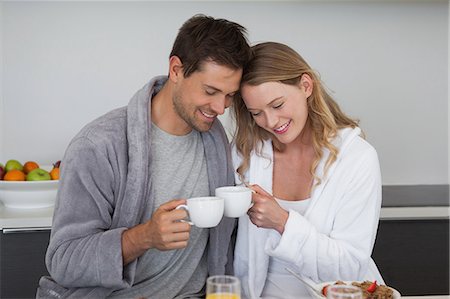 Young couple with coffee cups in kitchen Foto de stock - Sin royalties Premium, Código: 6109-07601553