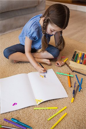 Full length of a little girl drawing in living room Photographie de stock - Premium Libres de Droits, Code: 6109-07601501