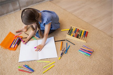 pencil drawing - Full length of a little girl drawing in living room Photographie de stock - Premium Libres de Droits, Code: 6109-07601502