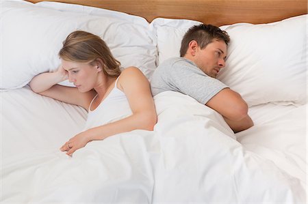 flat lay - Couple not talking after an argument in bed Photographie de stock - Premium Libres de Droits, Code: 6109-07601529