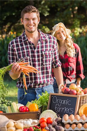 Couple selling organic vegetables at market Foto de stock - Sin royalties Premium, Código: 6109-08203063