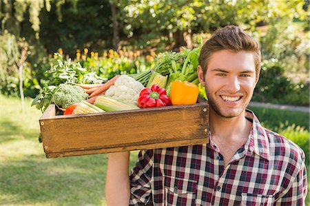 simsearch:6109-08204305,k - Smiling man carrying box of vegetables Stock Photo - Premium Royalty-Free, Code: 6109-08203085