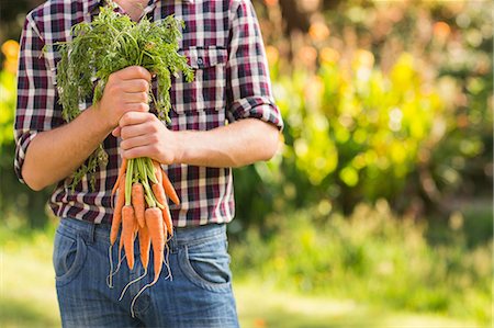 simsearch:6109-08488587,k - Farmer holding bunch of organic carrots Stock Photo - Premium Royalty-Free, Code: 6109-08203093