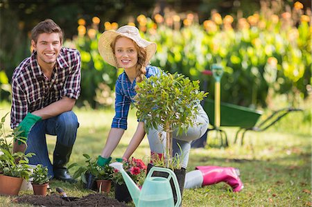 simsearch:400-07927044,k - Smiling couple gardening together Stock Photo - Premium Royalty-Free, Code: 6109-08203106