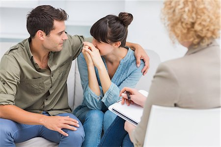 pesar - Psychologist helping a couple with relationship difficulties Foto de stock - Sin royalties Premium, Código: 6109-08203204