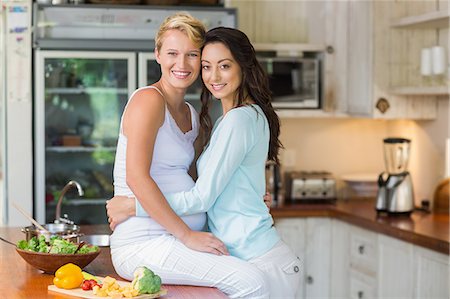 Pregnant lesbian couple hugging each other Photographie de stock - Premium Libres de Droits, Code: 6109-08203417