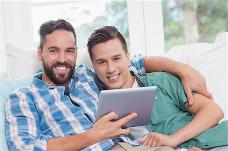 simsearch:6109-08390086,k - Homosexual couple men holding a tablet Foto de stock - Sin royalties Premium, Código: 6109-08203563