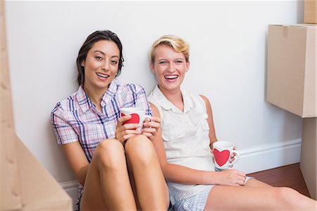 Sitting lesbian couple drinking a cup of tea Foto de stock - Sin royalties Premium, Código: 6109-08203532